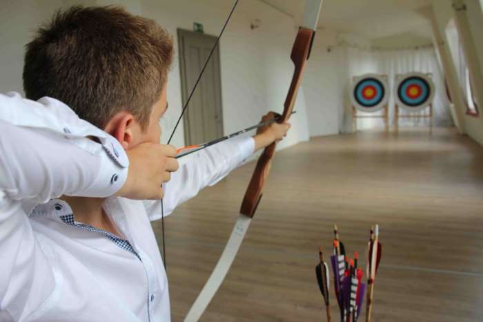 Indoor target archery with a recurve bow